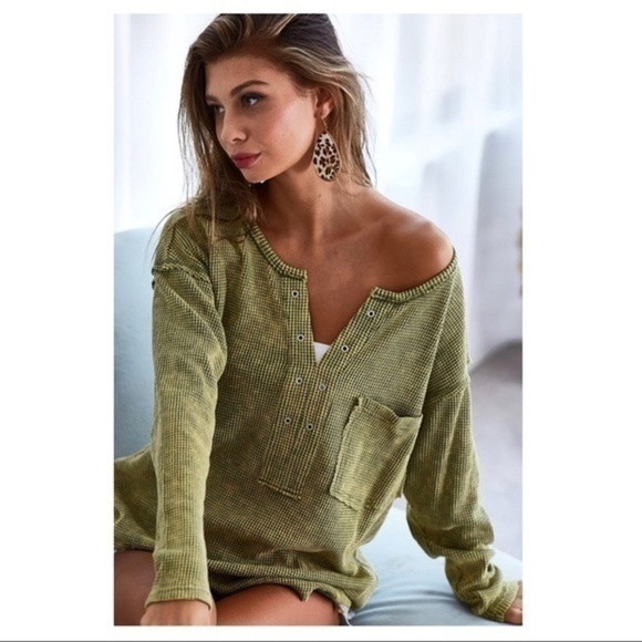 Bibi NWT Waffle Printed Mineral Washed Top Sz Med Small Grommet Detail Raw Hem - Picture 2 of 11